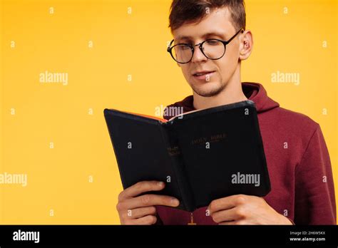 El Hombre Cristiano Está Leyendo Y Estudiando La Biblia El Hombre Está