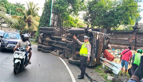 Nusabali Terguling Truk Timpa Pemotor Hingga Tewas