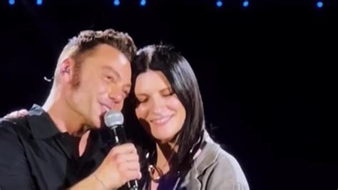 Tiziano Ferro Il Duetto A Sorpresa Con Laura Pausini Mediaset Infinity