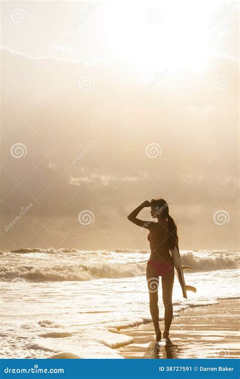 Surfer De Bikini De Femme Et Plage De Coucher Du Soleil De Planche De