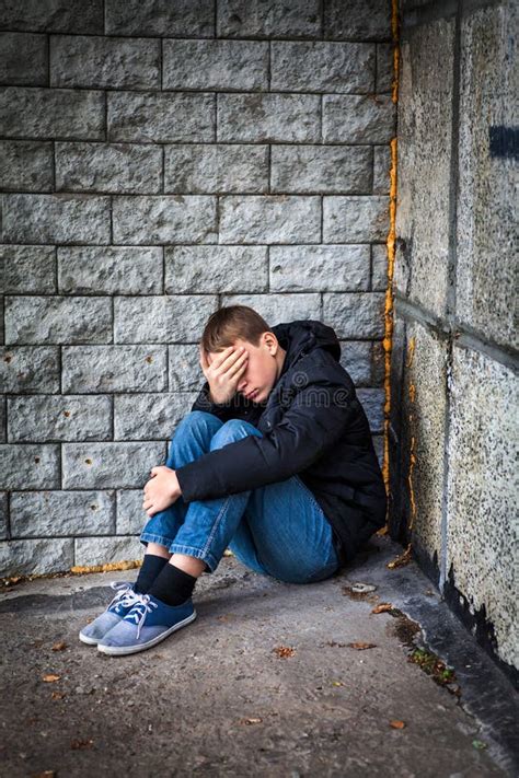 Adolescente Triste En Una Esquina Foto De Archivo Imagen De Muchacho