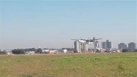 Vídeo Avião arrasta bico na pista após problemas trem de pouso no