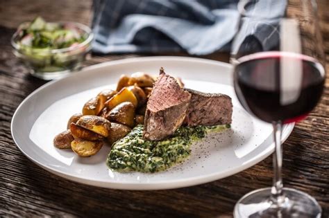 Rotwein als typisches Getränk zu einem Sous Vide Steak aus rotem