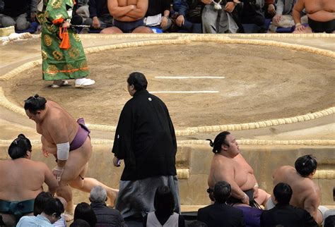 大相撲 3敗の貴景勝は声を絞り出し「明日頑張るだけ」綱とりは大きく遠のく 途中出場の朝乃山にまさか ライブドアニュース