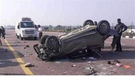 Accident On Agra Lucknow Expressway Speeding Car Collides With Divider