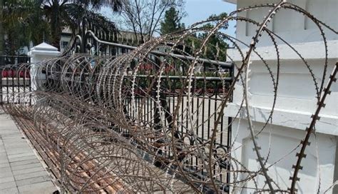 Jelang Aksi Demo Penundaan Pemilu Pagar Gedung Sate Bandung Dipasang