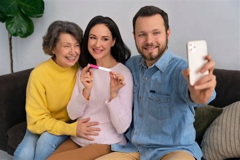Plano Medio Familia Feliz Esperando Bebé Foto Gratis
