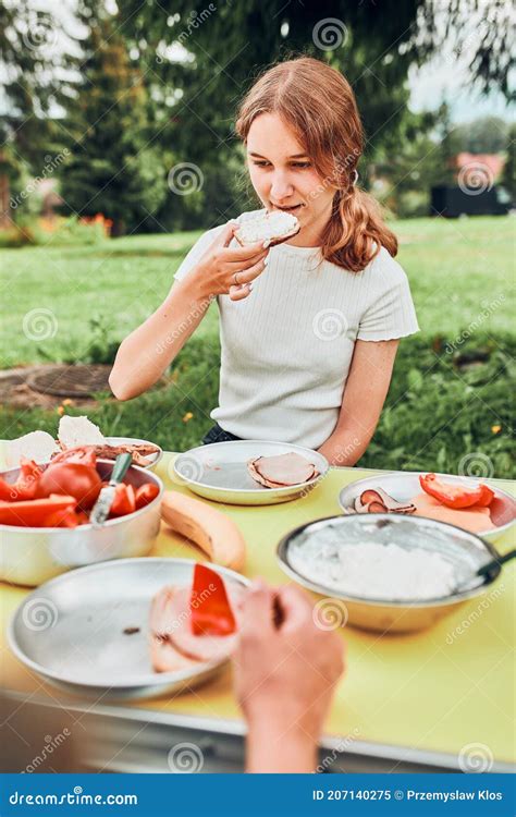 Famille En Prenant Le Petit déjeuner à L extérieur Sur Le Camping