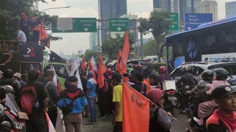 Ada Demo Buruh Di Depan Gedung Ditjen Pajak Arus Lalu Lintas Sepajang