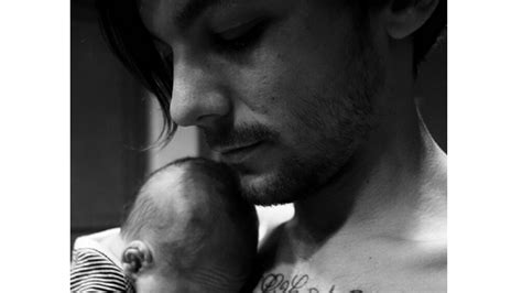 Photo Louis Tomlinson Pose Avec Son Fils Freddie Reign Photo Publiée