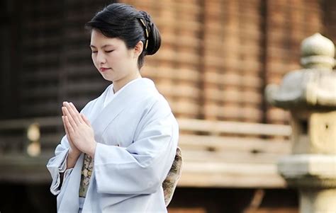 神社・寺院の正しい参拝方法｜小さなお葬式