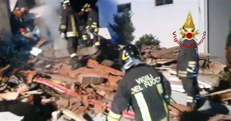 Esplosione E Crollo Di Una Palazzina A Ferrara Morti Un Uomo E Una Donna