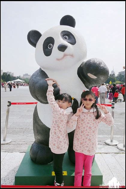 台北 兩廳院廣場【1600貓熊世界之旅】為瀕危保育動物發聲~ 灰熊爸and四千金的窩