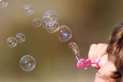 File:Girl blowing bubbles.jpg - Wikipedia