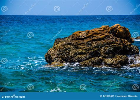 Ondas Do Oceano Se Quebrando Nas Rochas Da Costa Imagem De Stock