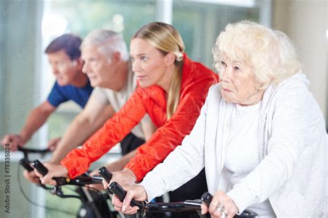 Gruppe Senioren Beim Spinning Im Rehazentrum Stock Photo Adobe Stock