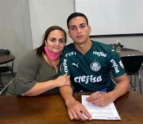 Palmeiras renova contrato de Renan Victor da base até 2025 LANCE