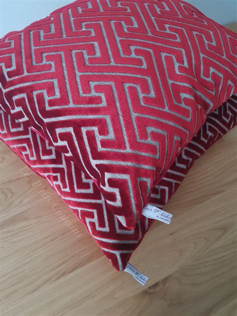 Coussin Motifs G Om Triques En Velours Rouge La Boutique Les Ptits