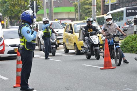 EN VIDEO Nuevo caso de agente de tránsito que hace caer a un conductor