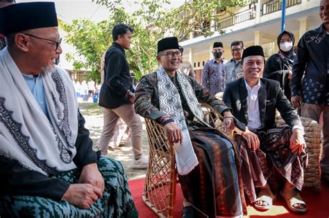 Menparekraf Belanja Kursi Eceng Gondok Di Ponpes Bina Madani Putri Magelang