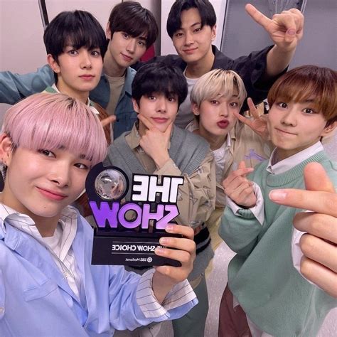 Aki 𓅭 On Twitter This Was Enhypen Holding Their First Trophy From