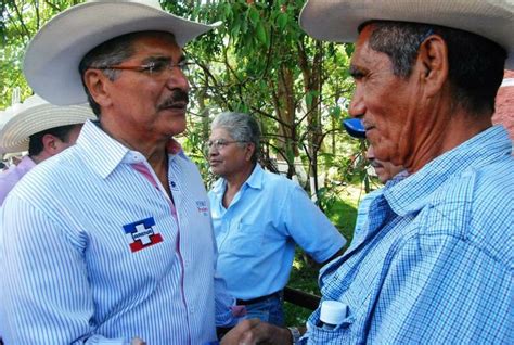 Norman Quijano Candidato Presidencial Por ARENA Saludando A Los