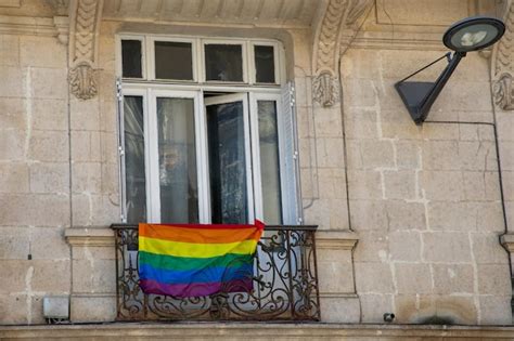 Fachada De Varanda De Bandeira Colorida Arco Ris Na Rua Da Cidade Em