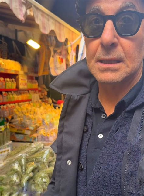 Palermo L Attore Americano Stanley Tucci In Giro Al Mercato Del Capo