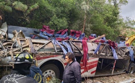 Fatal accidente en Oaxaca Autobús cae a un barranco y deja al menos 27