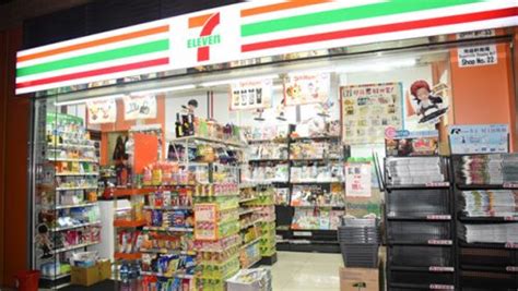 【必逛香港7 Eleven】必买必吃的美食大集合，个个包装都非常有香港道地风味！网友想要3餐都在便利店解决了