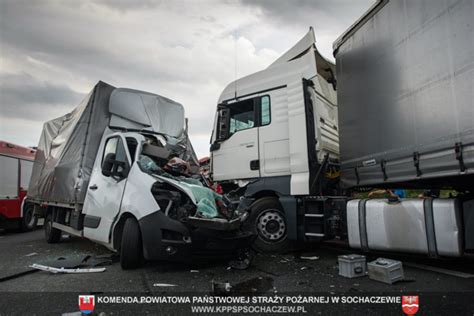 Wypadek na obwodnicy Sochaczewa nie żyje kierowca Opla Movano