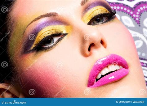 Mooi Gezicht Van Een Vrouw Met Maniermake Up Stock Foto Image Of