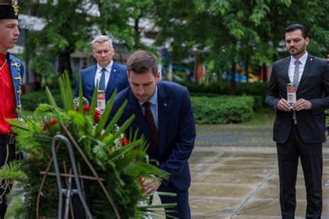 Foto U Povodu Dana Dr Avnosti Polo Eni Vijenci I Zapaljene Svije E Za