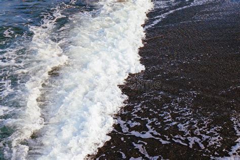 Onda Do Mar Espuma Branca Na Areia Escura Imagem De Stock Imagem