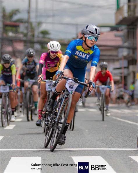 Competitive pro female cyclist races in the Calumpang race - Elitewheels