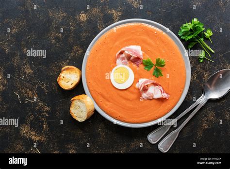 Español tradicional sopa crema de tomate andaluz salmorejo servido en