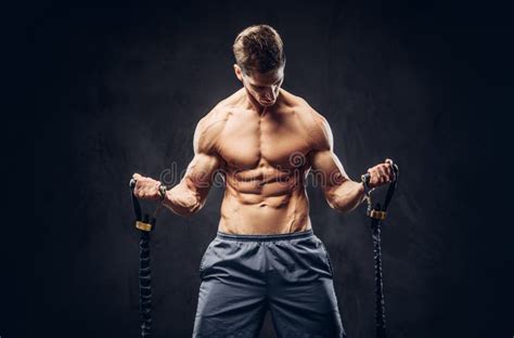 Hombre Descamisado Hermoso Con El Pelo Elegante Y El Ectomorph Muscular