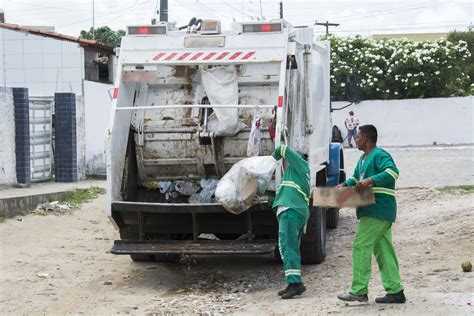 Coleta de lixo domiciliar tem mudanças de dias e horários em quatro