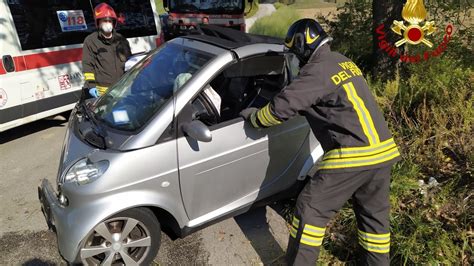 Macerata Perde Il Controllo Dellauto E Finisce Fuori Strada