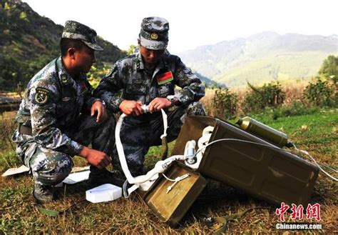 直击中越边境云南段排雷作业扫雷排雷凤凰资讯