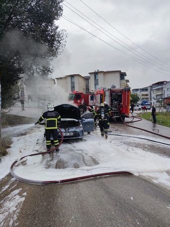 Park halindeki otomobil alev topuna döndü Kocaeli Son Dakika