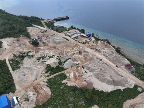 Penambangan Batu Gamping Di Buton Tengah Antara Foto