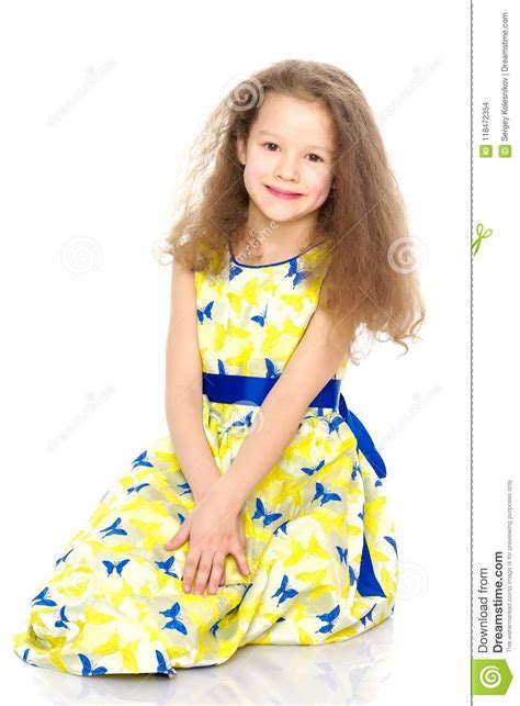 La Petite Fille S Assied Sur Le Plancher Photo Stock Image Du Femelle