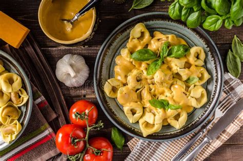 Tortellini Con La Salsa Di Formaggio Fotografia Stock Immagine Di