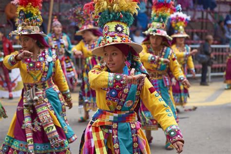 Grupo De La Danza De Tinkus En El Carnaval De Oruro En Bolivia Imagen