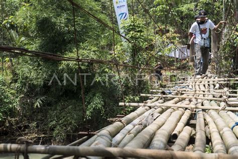 BANTUAN PEMBANGUNAN JEMBATAN GANTUNG ANTARA Foto