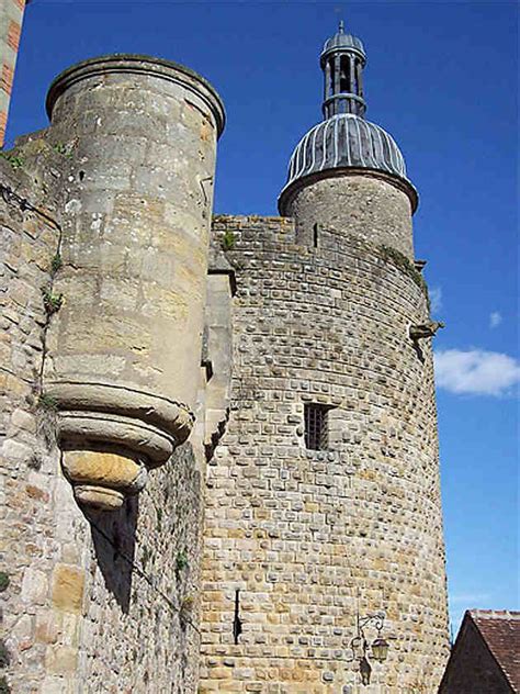 La Tour de la Cloche Châteaux Château fort de Bourbon l Archambault