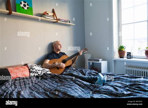 Persona Uomo Che Suona La Chitarra Immagini E Fotografie Stock Ad Alta