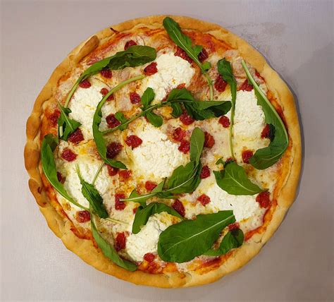 Pizza de Tomate Seco Queijo e Rúcula