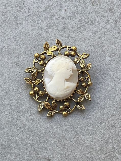 Vintage Goldette Cameo Brooch Gem